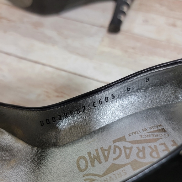 Salvatore Ferragamo black velvet and stingray pumps - Picture 10 of 13